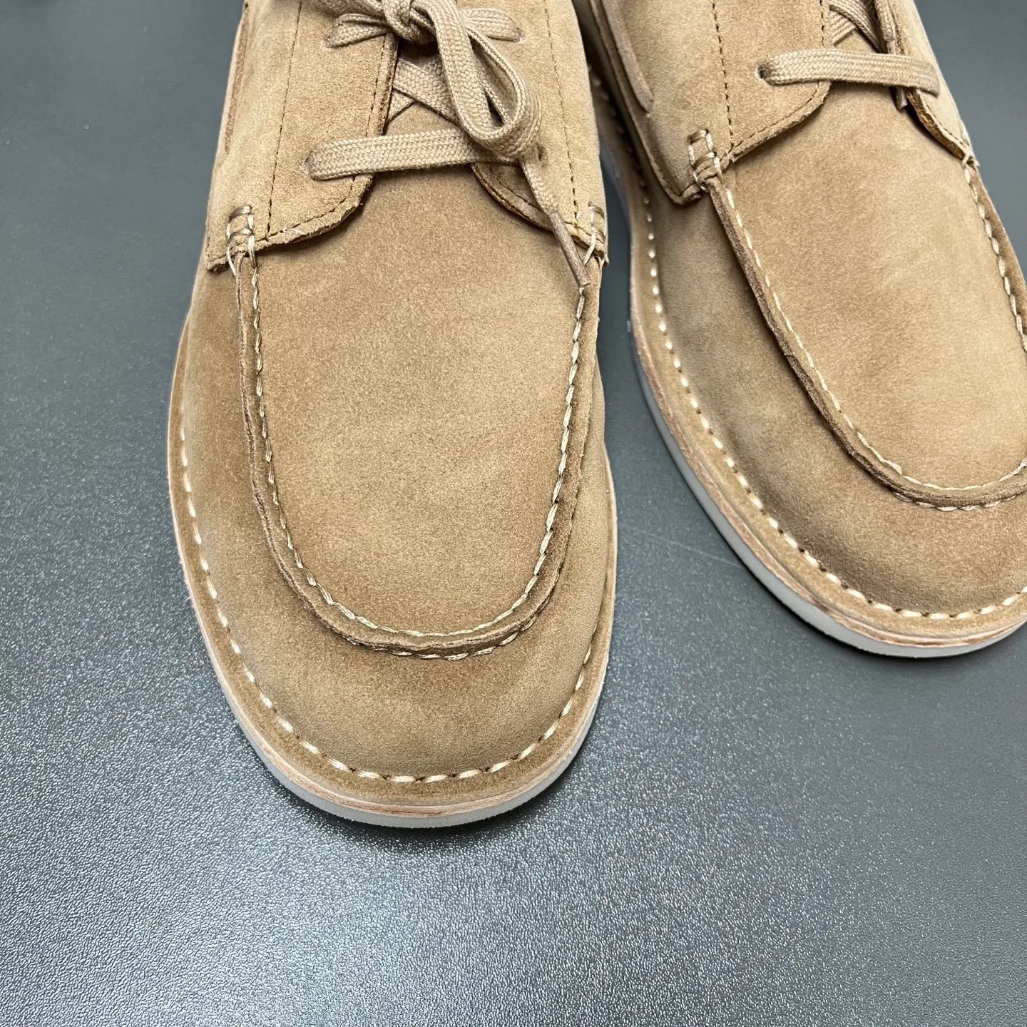💰840 Prada men's new lace-up leather loafers. Made of flocked two-layer cow leather, these shoes combine classic design with handmade details, blending sophistication with casual comfort. Designed in a lace-up style, with open-stitched seams on the skirt, 1.5cm white rubber soles with leather welts, dyed calfskin lining, and silver-labeled cowhide feet, the style is simple and elegant. C leather shoe size: 39/40/41/42/43/44 brown, original box packaging + dust bag